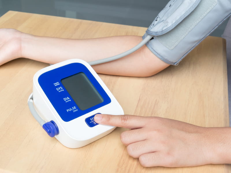 Upper arm blood pressure monitor