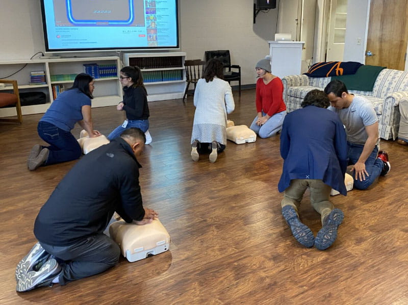 La Iniciativa de Salud Latina de UVA, un programa de la Universidad de Virginia en Charlottesville, ofrece un curso de RCP en español. (Foto cortesía de la Iniciativa de Salud Latina de UVA)