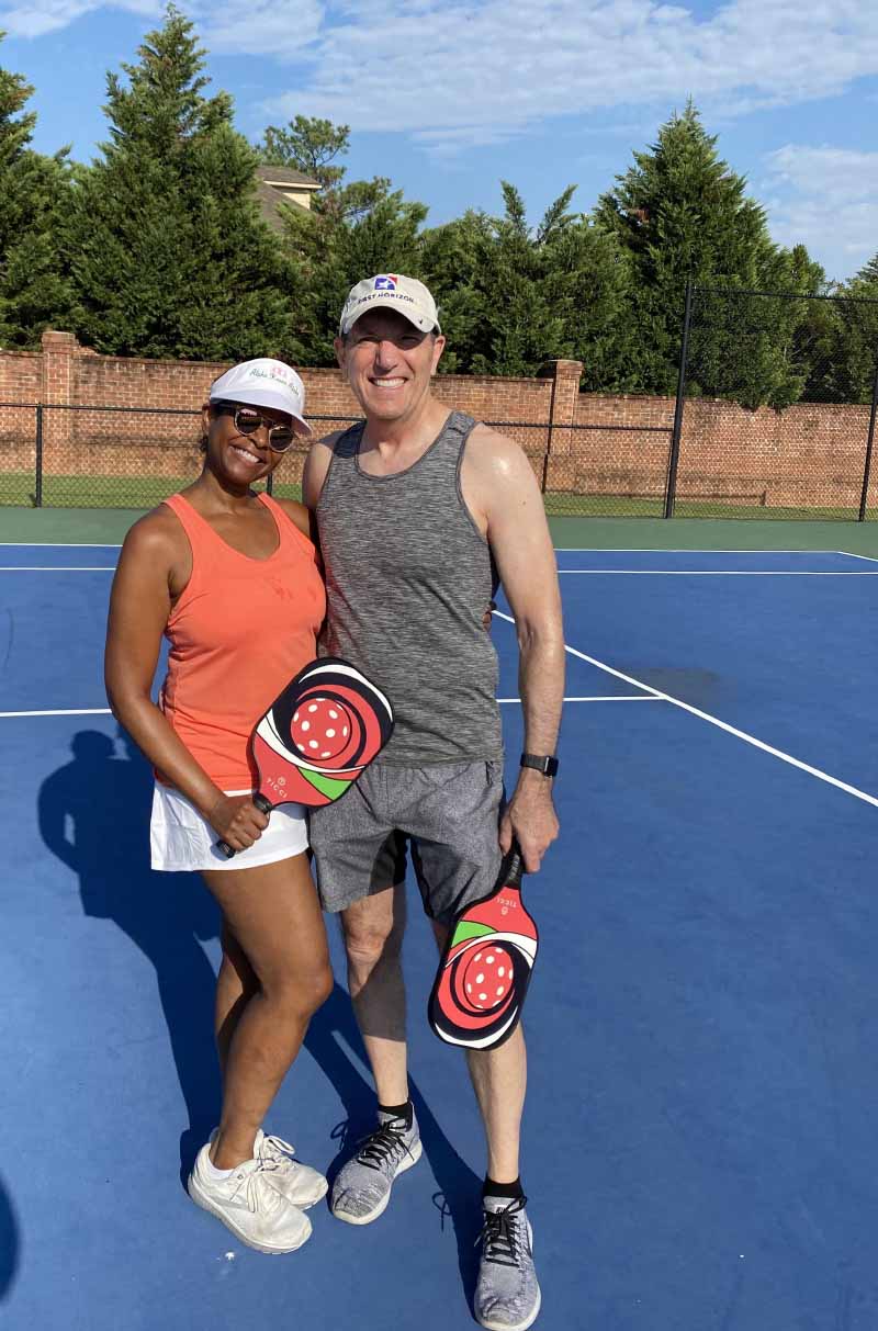 John Daniel (derecha), beneficiario de un trasplante de corazón, y su esposa, Leslie, convirtieron una cancha de tenis en su condominio en Bartlett, Tennessee, para jugar pickleball. (Foto cortesía de John Daniel)