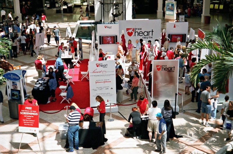 El Heart Truth Road Show, o el Show de La Verdad Acerca del Corazón, recorrió cinco ciudades en 2004 y ofreció exámenes gratuitos de factores de riesgo para las enfermedades cardíacas y materiales educativos. (Foto cortesía de The Heart Truth)