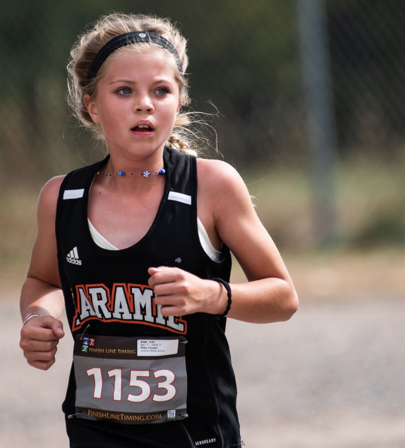 Riley Clower, una estudiante en Laramie Middle School en Wyoming, durante una competencia de campo traviesa en Cheyenne en octubre. (Foto cortesía de Amanda Clower)