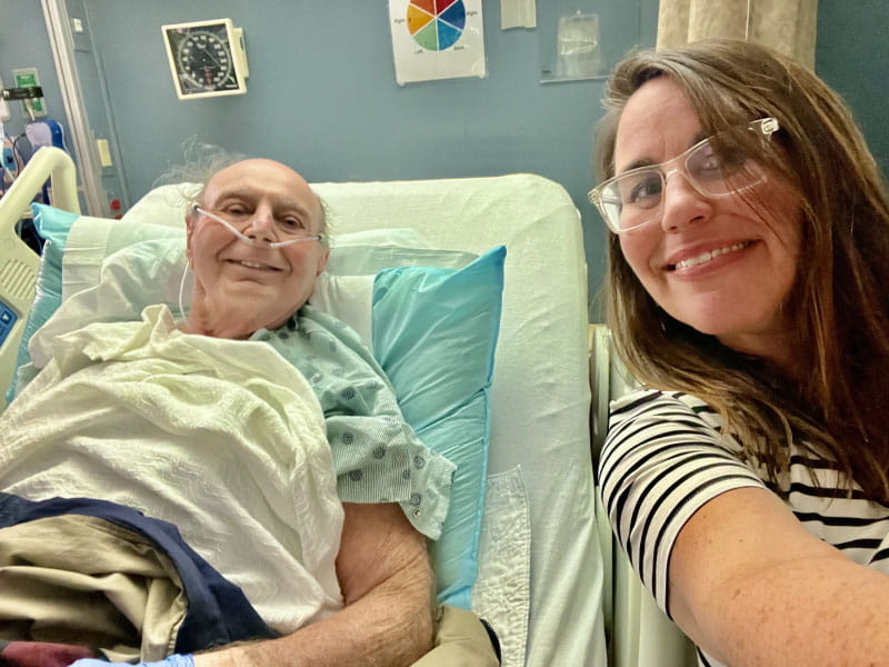 Becky Engram de Marietta, Georgia, con su padre, Bruce Dunning, después de que fue ingresado en el hospital el 31 de diciembre. Le implantaron a Dunning quirúrgicamente un marcapasos y un desfibrilador al día siguiente. (Foto cortesía de Becky Engram)