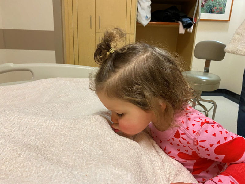 Melanie Wickersheim's daughter, Greta, giving kisses to Melanie before her transplant surgery. (Photo courtesy of Melanie Wickersheim)