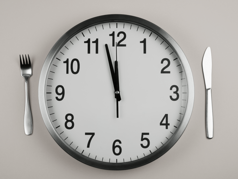 Clock with fork and knife. (gbrundin, Getty Images)